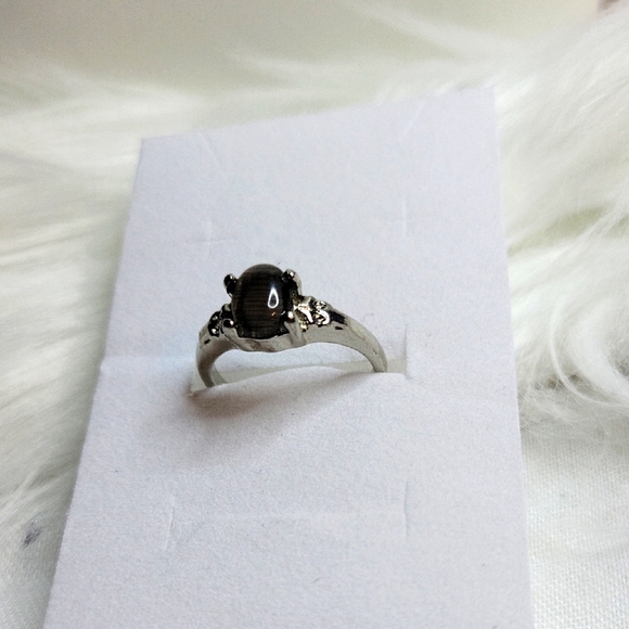Jewelry - Elegant Silver Ring with Grey Stone